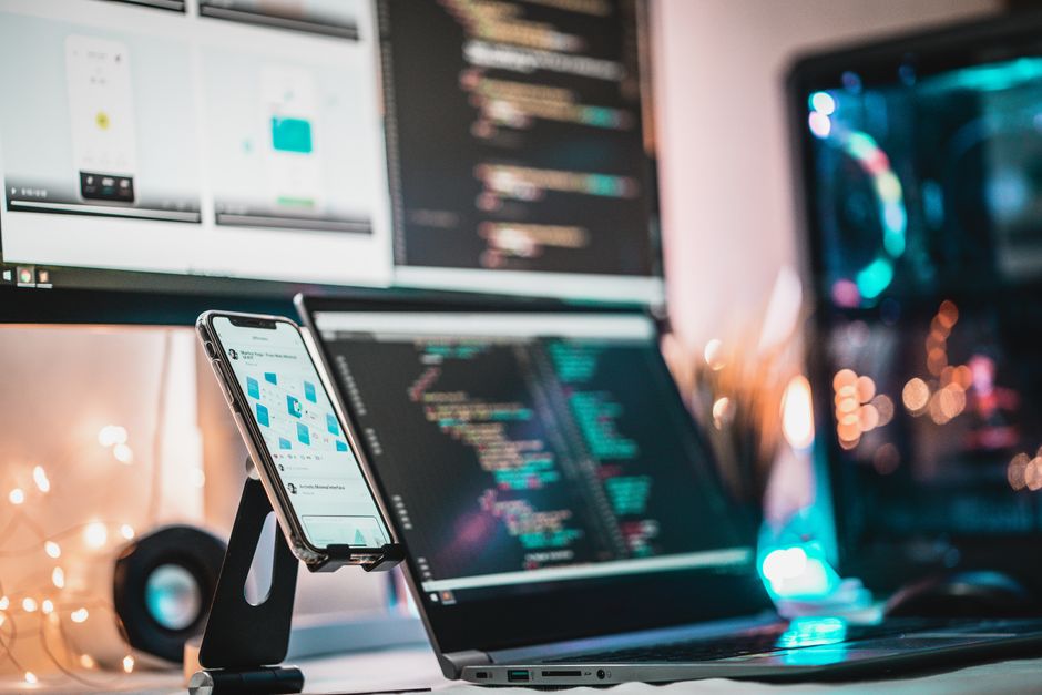 Tech setup s gadgetima i ekranom s kodom