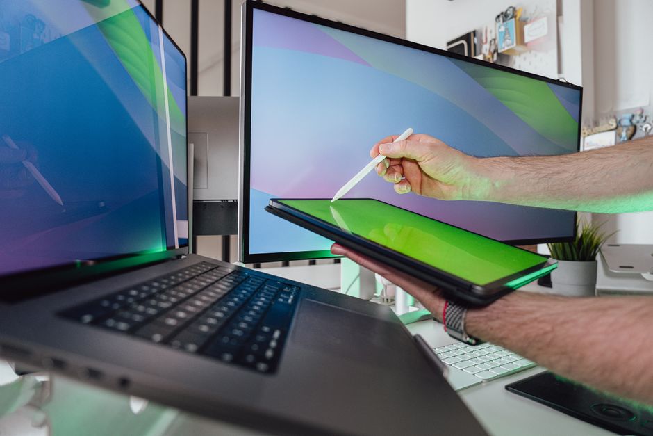 Osoba koristi tablet u tech okruženju