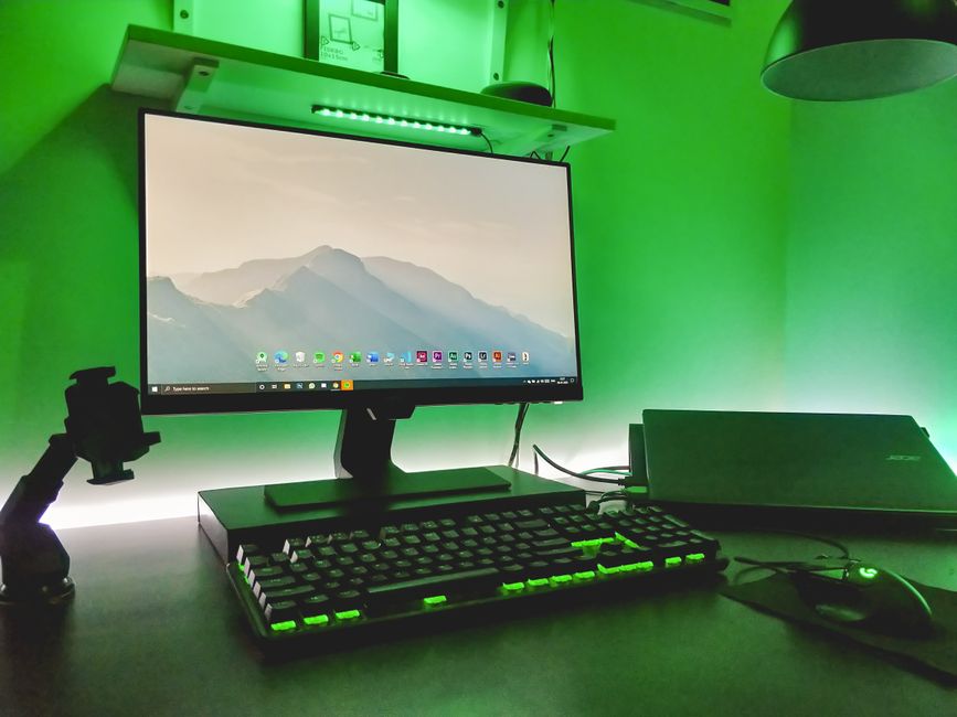 Moderno radno mjesto s LED rasvjetom