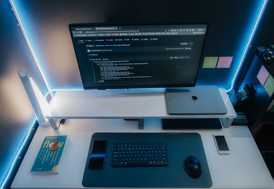 Minimalistički radni prostor s neon rasvjetom