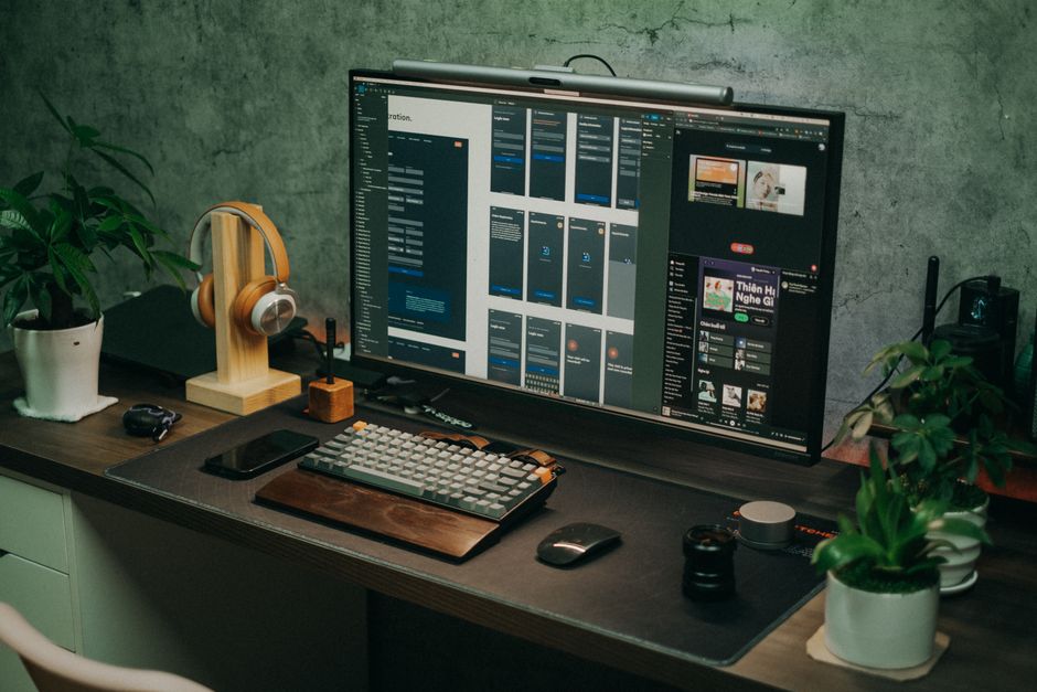 Minimalistički uredski postav s monitorom
