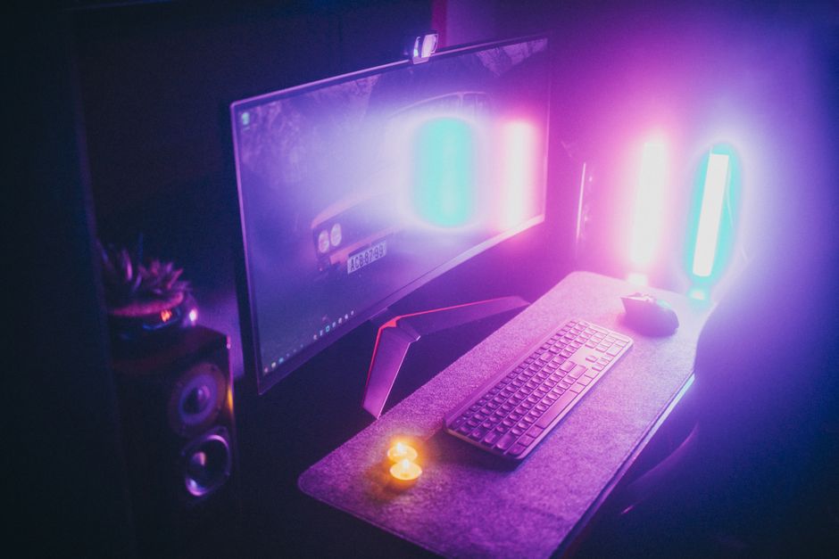 Gaming setup s neon rasvjetom